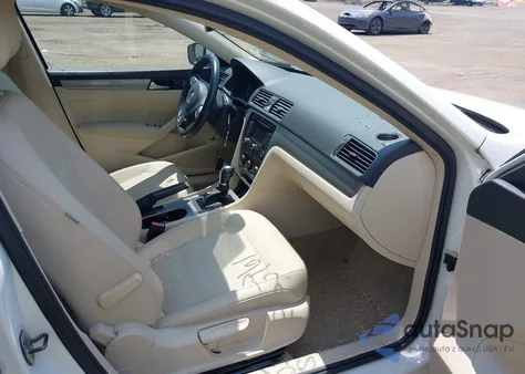 2014 Volkswagen Passat 2.5L Se z USA, uszkodzony, nr VIN 1VWBP7A34EC020471